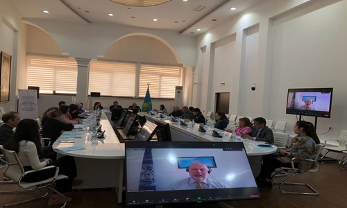 Ол артымнан келіп мені ұрды.